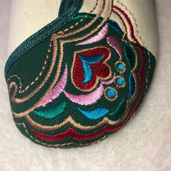 Adorable bohemian embroidered closed flats - Picture 2 of 7